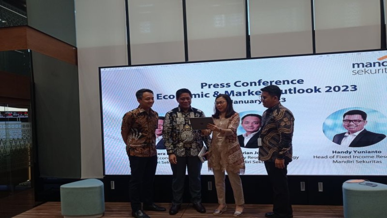 Kepala Ekonom atau Chief Economist Mandiri Sekuritas Leo Putera Rinaldy (kedua dari kiri) dalam konferensi pers di Menara Mandiri, Jakarta, Selasa (10/1/2023). ANTARA/Sanya Dinda.