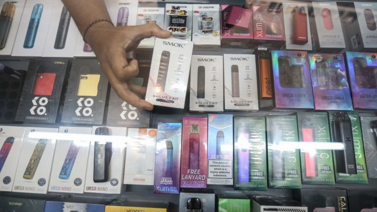 Penjual menata rokok elektrik di salah satu toko di Pekayon, Jakarta Timur, Selasa (27/12/2022). ANTARA FOTO/Asprilla Dwi Adha/foc. (ANTARA FOTO/ASPRILLA DWI ADHA)