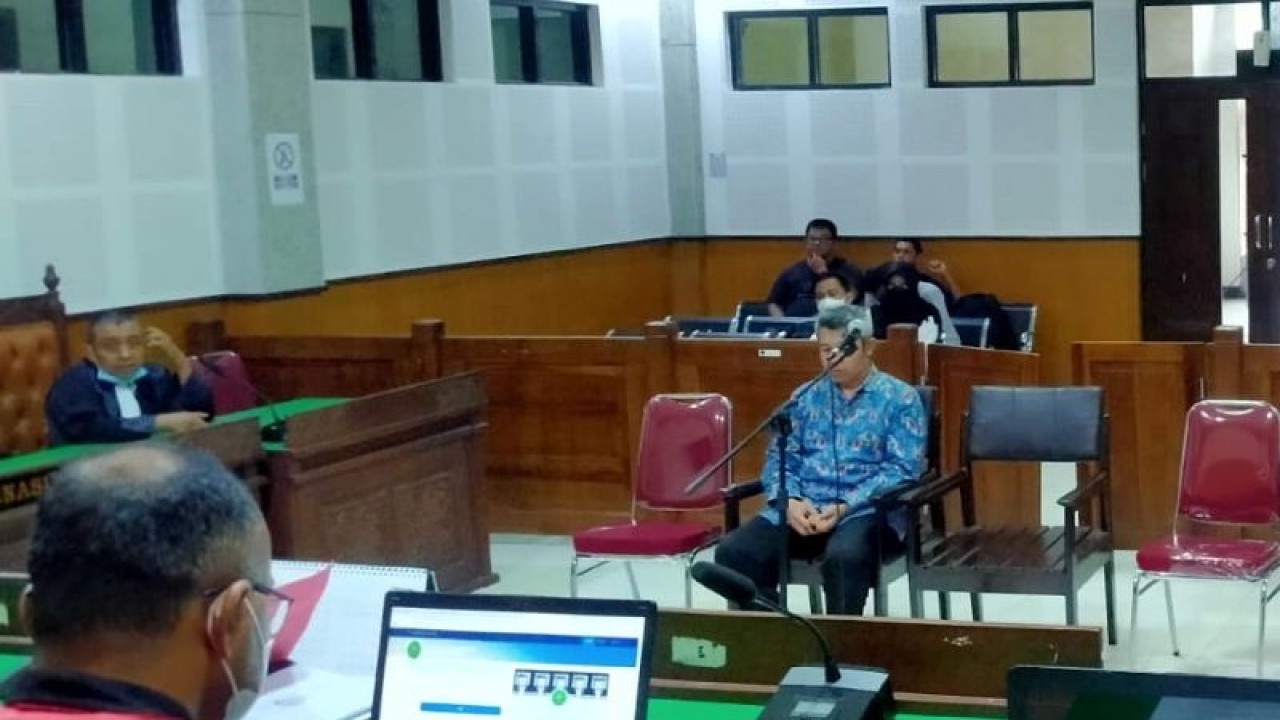 Arsip-Terdakwa Abdurrazak Al Fakhir duduk di kursi pesakitan mendengarkan hakim membacakan vonis hukuman dalam perkara korupsi proyek rehabilitasi dan pemeliharaan gedung di komplek Asrama Haji Embarkasi Lombok di Pengadilan Negeri Tipikor Mataram, NTB, Jumat (18/11/2022). ANTARA/Dhimas BP