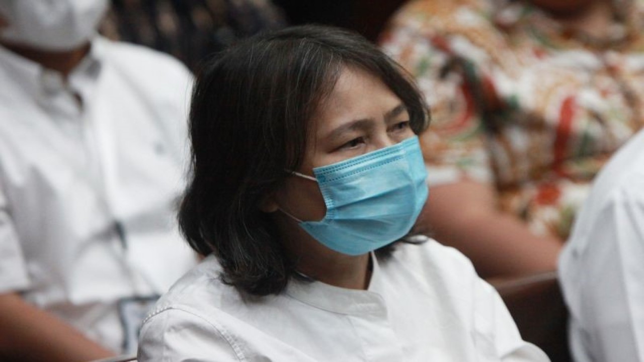 Terdakwa kuasa wajib pajak PT Bank Panin Tbk serta Komisaris Panin Investment Veronika Lindawati saat mengikuti jalannya sidang dakwaan di Pengadilan Tipikor, Jakarta, Rabu (9/11/2022). Veronika Lindawati didakwa telah memberikan SGD 500 ribu atau setara Rp 5,5 miliar kepada eks Direktur Pemeriksaan dan Penagihan Direktorat Jenderal Pajak Angin Prayitno dan bawahannya. ANTARA FOTO/Reno Esnir/YU