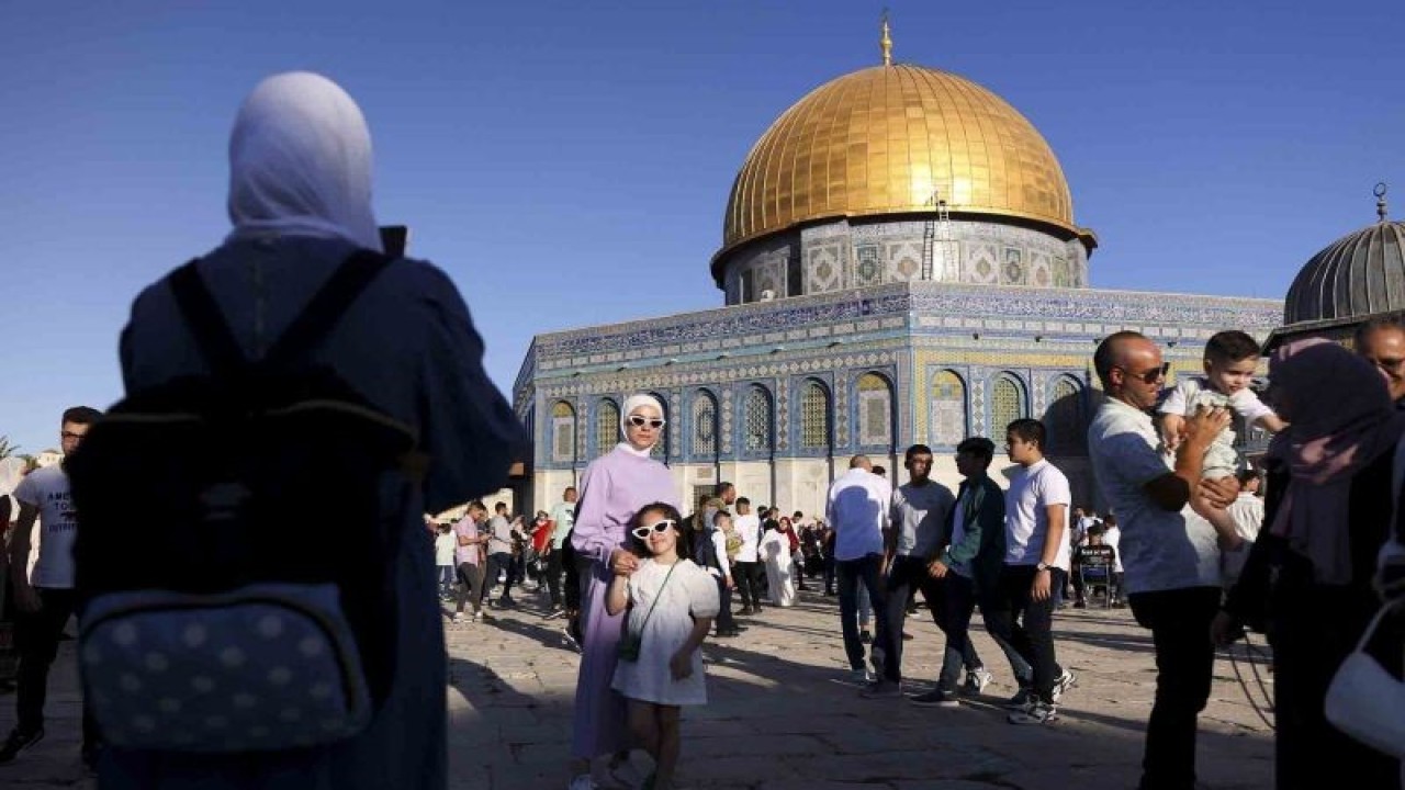 Umat Islam di Palestina berkumpul usai melaksanakan shalat Idul Adha di Kompleks Masjidil Aqsa di Kota lama Yerusalem, Sabtu (9/7/2022). ANTARA FOTO/REUTERS/Ammar Awad/wsj.