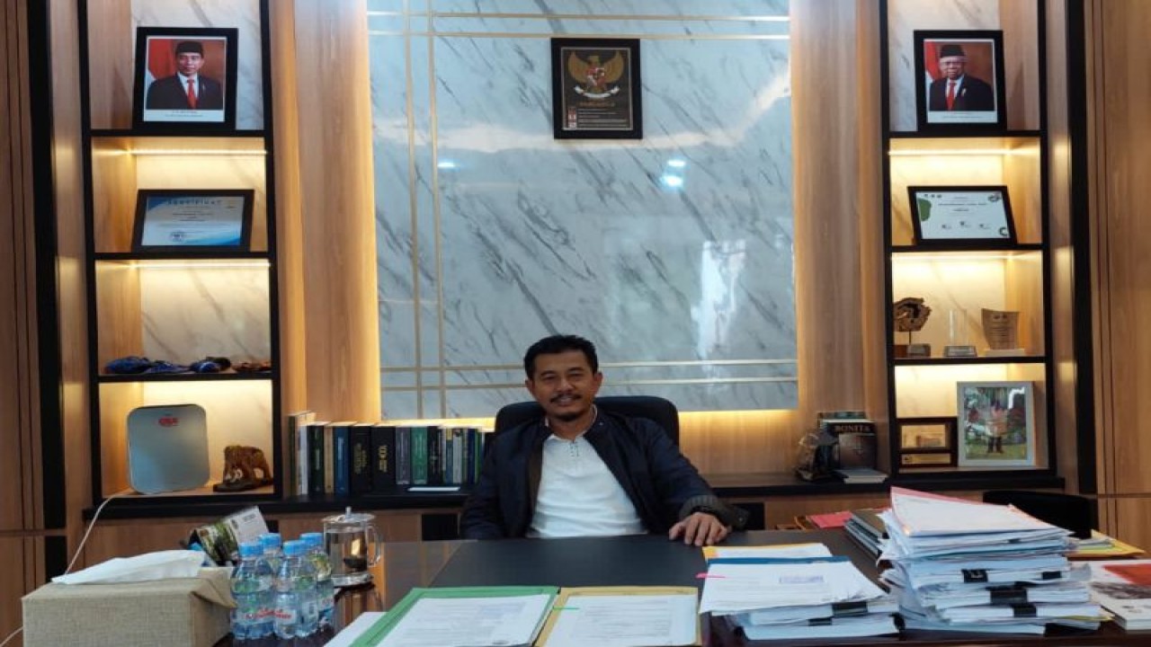 Kepala Balai Taman Nasional Manusela, MHD. Zaidi, di ruang kerjanya. (ANTARA/Dokumen pribadi)