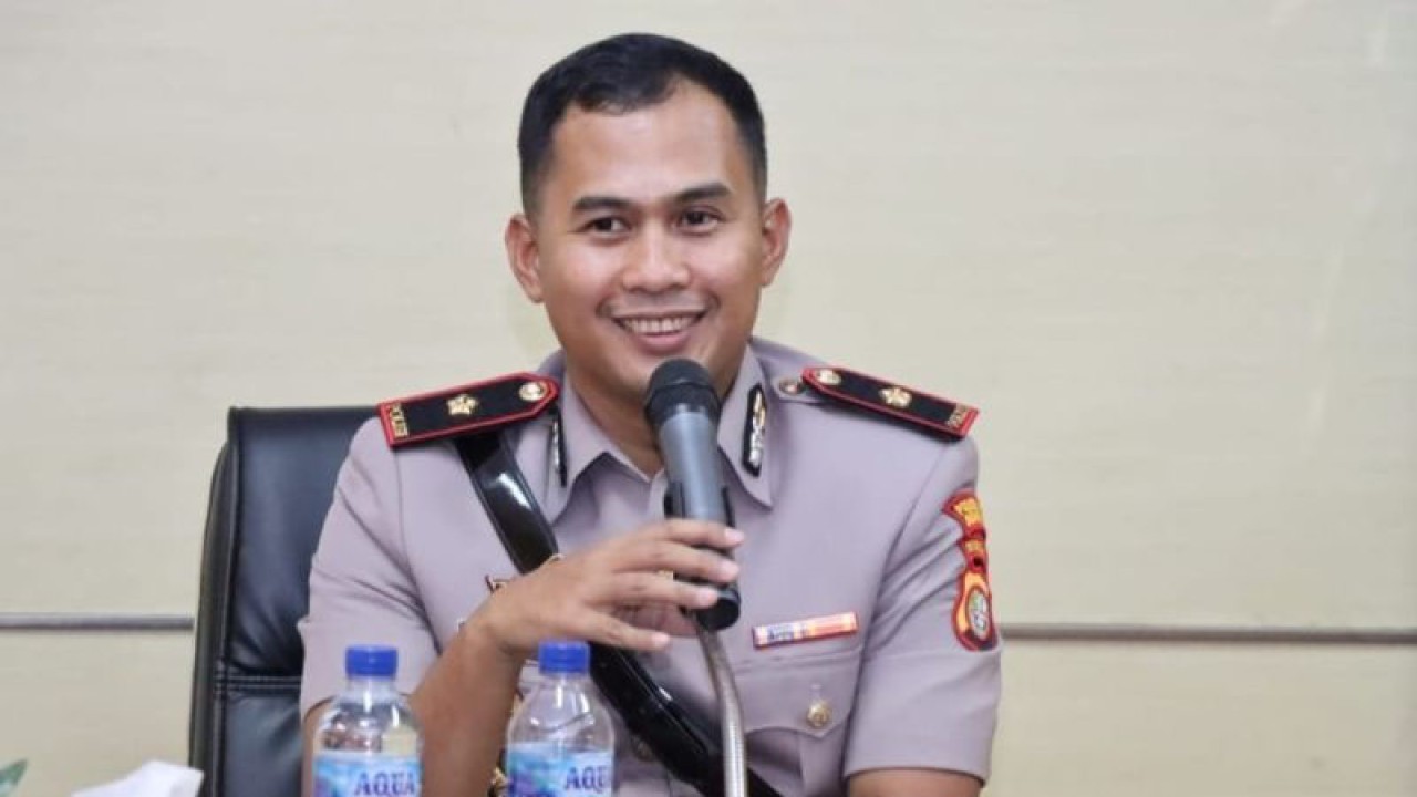 Kapolsek Tambora Kompol Putra Pratama saat memberikan arahan di Mapolsek Tambora, Selasa (29/11/2022). (ANTARA/HO-Polsek Tambora)