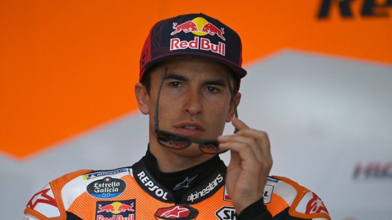 Pembalap Repsol Honda Team MotoGP Marc Marquez mempersiapkan diri turun ke lintasan saat hari pertama tes pramusim MotoGP 2022 di Pertamina Mandalika International Street Circuit, Lombok Tengah, NTB, Jumat (11/2/2022). ANTARA FOTO/Andika Wahyu/rwa. (ANTARA/ANDIKA WAHYU)