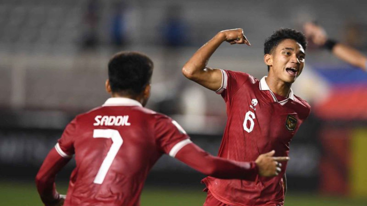 Pesepak bola Timnas Indonesia Marcelino Ferdinan (kanan) merayakan gol yang dicetaknya ke gawang Timnas Filipina dalam laga lanjutan Grup A Piala AFF 2022 di Rizal Memorial Stadium, Manila, Filipina, Senin (2/1/2023). Indonesia berhasil menang 2-1 atas Filipina, sekaligus memastikan langkah ke babak semi final. ANTARA FOTO/Akbar Nugroho Gumay/wsj.