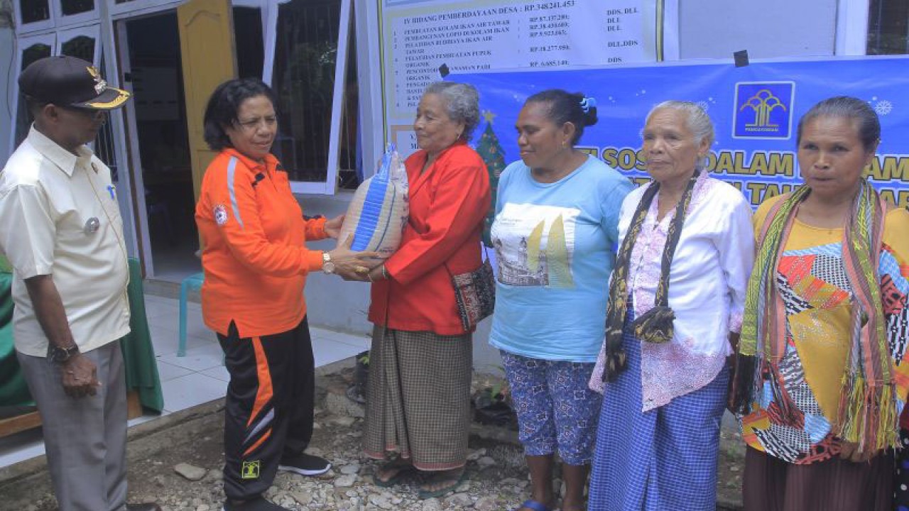 Kakanwil Kemenkumham NTT Marciana D Jone (kedua kiri) secara simbolis memberikan bantuan kepada korban bencana alam di Kabupaten Kupang, NTT, Jumat (6/1). ANTARA/Kornelis Kaha