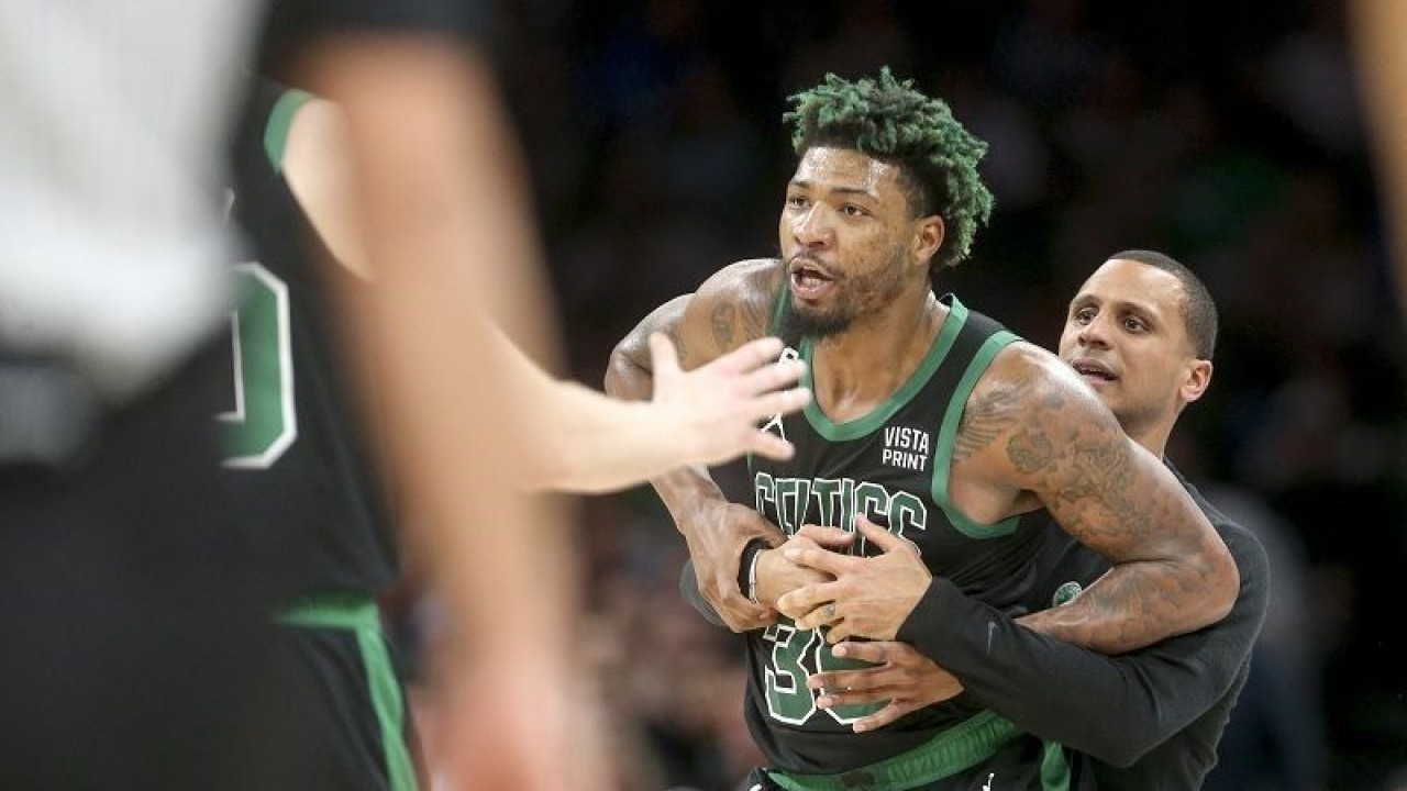 Pebasket Boston Celtics Marcus Smart (kiri) harus ditahan oleh pelatih kepala Joe Mazzulla saat melancarkan protes kepada wasit dalam gim lanjutan NBA melawan Oklahoma City Thunder di Paycom Center, Oklahoma, Amerika Serikat, Selasa (3/1/2023). (ANTARA/AFP/GETTY IMAGES/Ian Maule)
