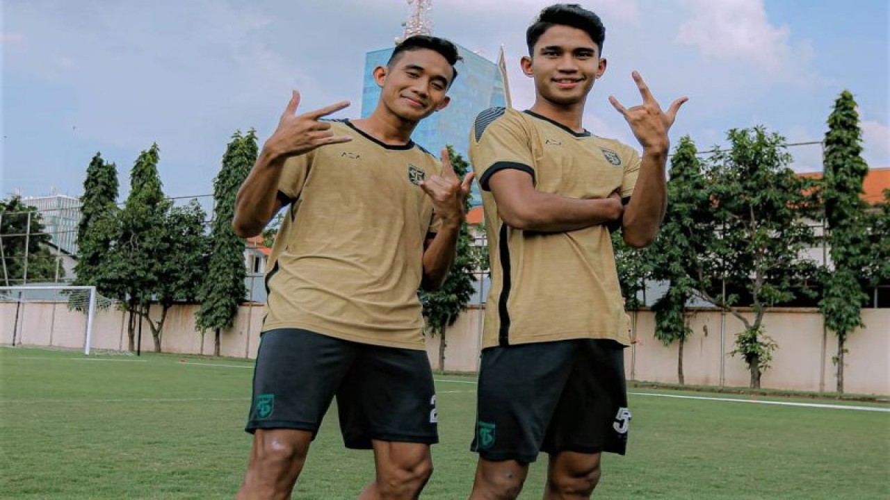 Pemain Persebaya Rizki Ridho (kiri) dan Marselino Ferdinan (kanan) berpose saat latihan bersama di Lapangan Polda Jatim, Surabaya, Jumat (13/1/2023). (ANTARA/HO-Official Persebaya)