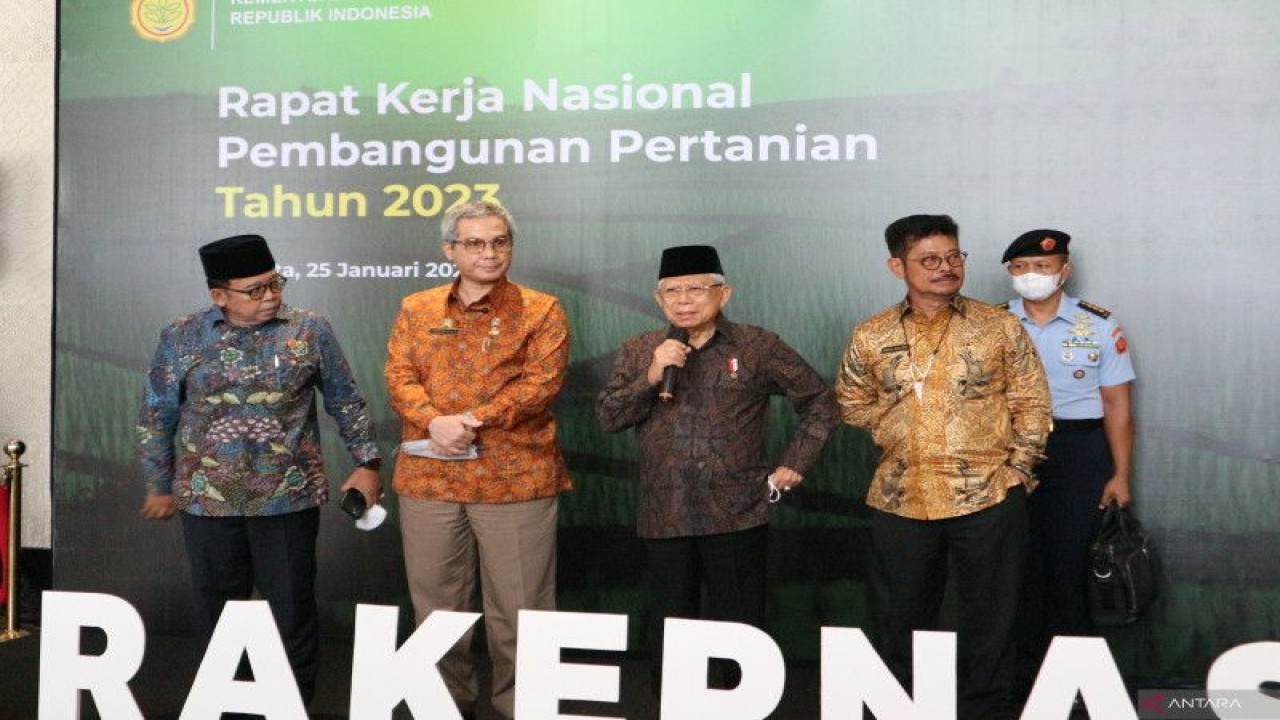 Wakil Presiden Ma'ruf Amin menyampaikan pernyataan kepada wartawan didampingi Juru Bicara Wakil Presiden Masduki Badlowi (paling kiri), Wakil Menteri Pertanian Harvick Hasnul Qolbi (kedua dari kiri) dan Menteri Pertanian Syahrul Yasin Limpo (paling kanan). ANTARA/Desca Lidya Natalia