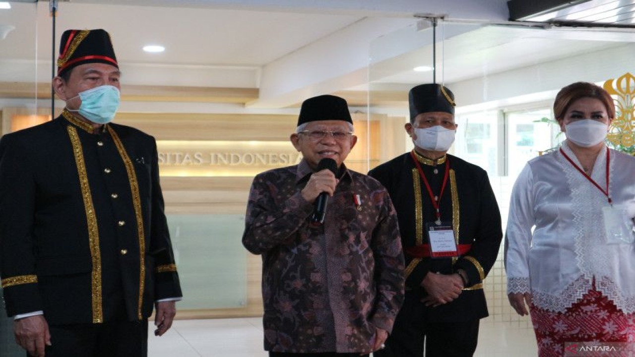 Wakil Presiden Ma'ruf Amin menyampaikan pernyataan kepada wartawan didampingi Ketua Dewan Pembina Yayasan Pengembangan Kebudayaan Minahasa (YPKM) Theo L. Sambuaga (kiri) dan jajaran pengurus YPKM lain di Universitas Indonesia Jakarta, Kamis (26/1/2023). ANTARA/Desca Lidya Natalia.