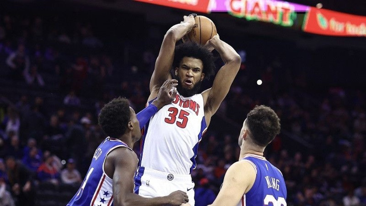 Pebasket Detroit Pistons Marvin Bagley III (tengah) berusaha menjaga penguasaan bola dari jangkauan dua pemain Philadelphia 76ers, Paul Reed (kiri) dan Georges Niang, dalam lanjutan NBA di Little Caesars Arena, Michigan, Amerika Serikat, Rabu (21/12/2022). (ANTARA/AFP/GETTY IMAGES/Tim Nwachukwu)