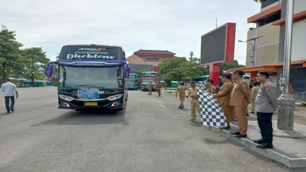 Bupati Tulungagung Maryoto Birowo melepas belasan armada bus yang memuat perangkat desa ke Jakarta, Selasa (24/1/2023) ANTARA/HO - JP