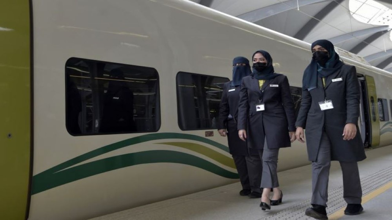 Wanita menjadi masinis kereta cepat di Arab Saudi. (Luminews)