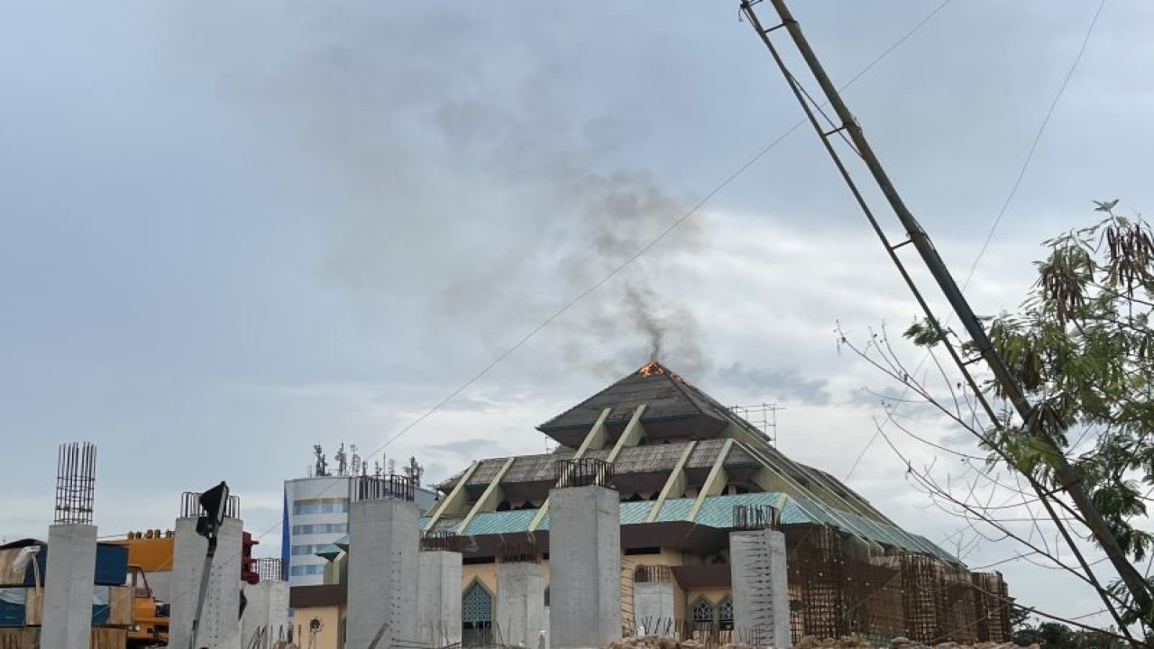 Atap Masjid Agung Batam, Kepri terbakar pada Jumat (13/1/2023) (FOTO ANTARA/Jessica)