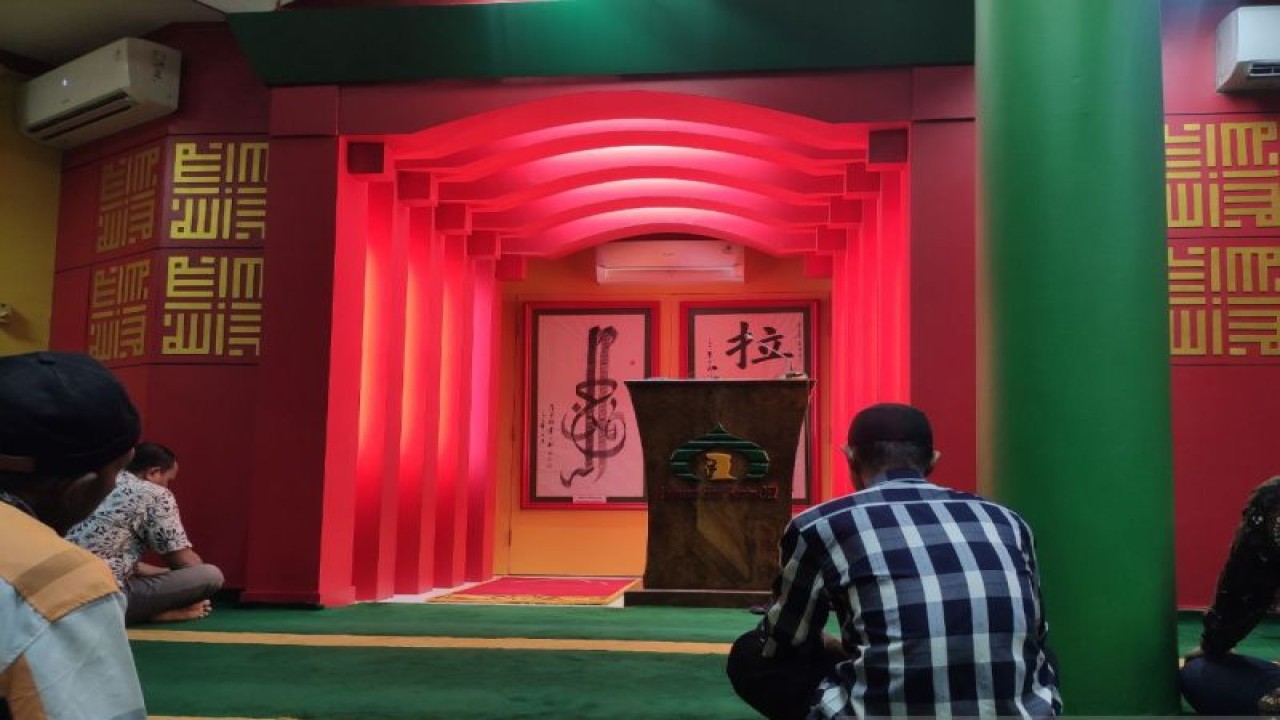 Unsur Tionghoa yang kental di mimbar Masjid Lautze Jakarta, Jumat (20-1-2023). ANTARA/Ilham Kausar