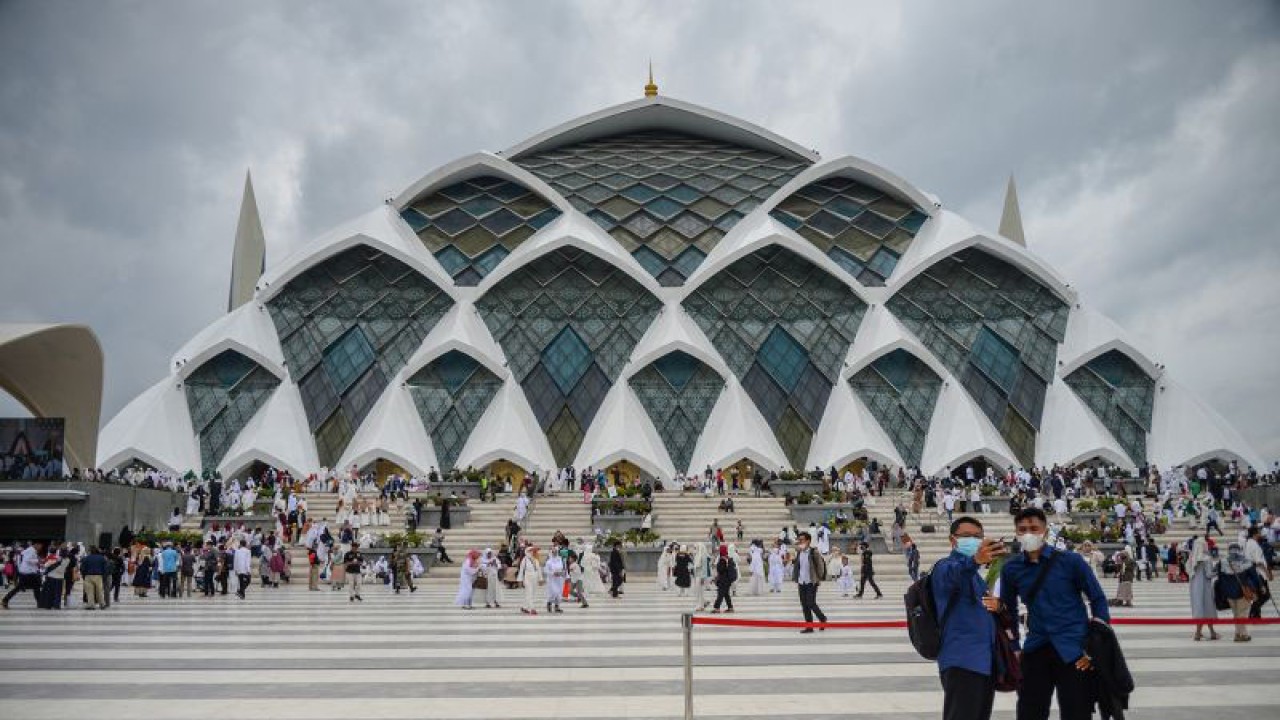 Warga berfoto di pelataran Masjid Raya Al Jabbar di Gedebage, Bandung, Jawa Barat, seusai acara peresmian masjid pada Jumat (30/12/2022). (ANTARA FOTO/Raisan Al Farisi/aww)