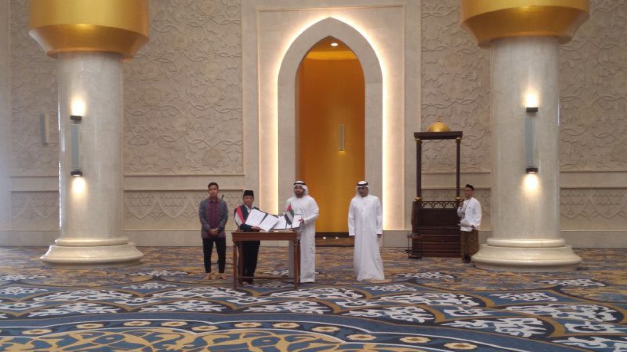 Penandatanganan nota kesepahaman antara Kemenag dengan MBZ University terkait pengelolaan Masjid Sheikh Zayed di Solo, Kamis (12/1/2023). ANTARA/Aris Wasita