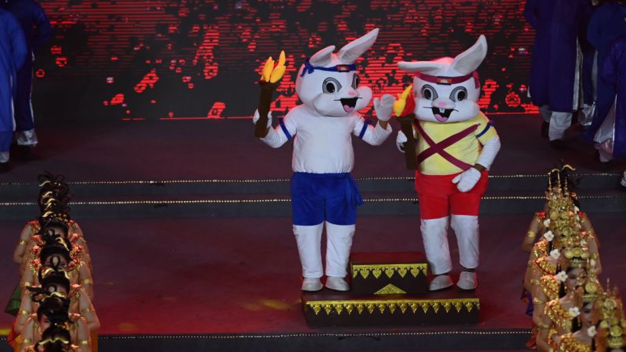 Dua maskot SEA Games 2023 Kamboja tampil dalam acara penutupan SEA Games 2021 Vietnam di Vietnam Asian Indoor Games Stadium, Hanoi, Vietnam, Senin (23/5/2022). ANTARA FOTO/Aditya Pradana Putra/rwa. (ANTARA FOTO/ADITYA PRADANA PUTRA)