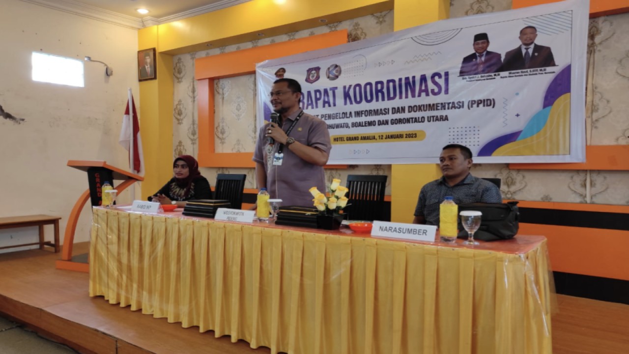 Kepala Dinas Kominfo dan Statistik Provinsi Gorontalo Masran Rauf (berdiri) (ANTARA/HO-kominfo)
