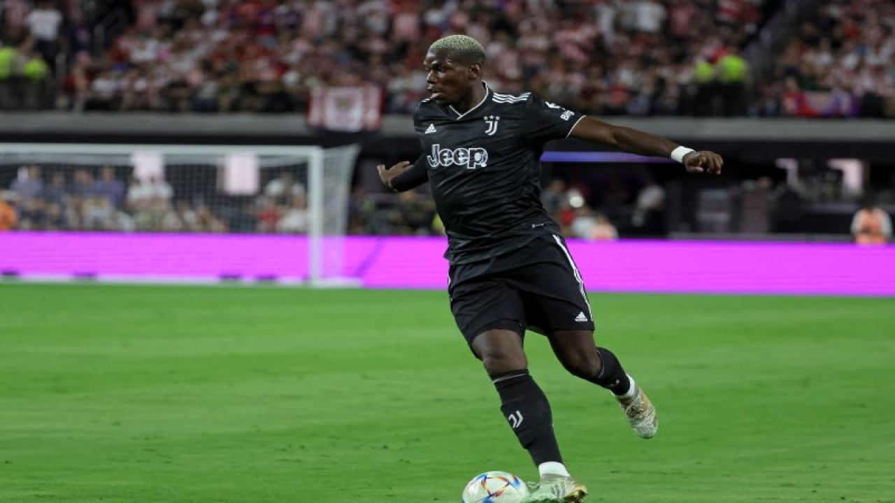 Paul Pogba menggiring bola dalam pertandingan persahabatan melawan Chivas di Allegiant Stadium, Las Vegas pada 22 Juli 2022. ANTARA/AFP/ETHAN MILLER
