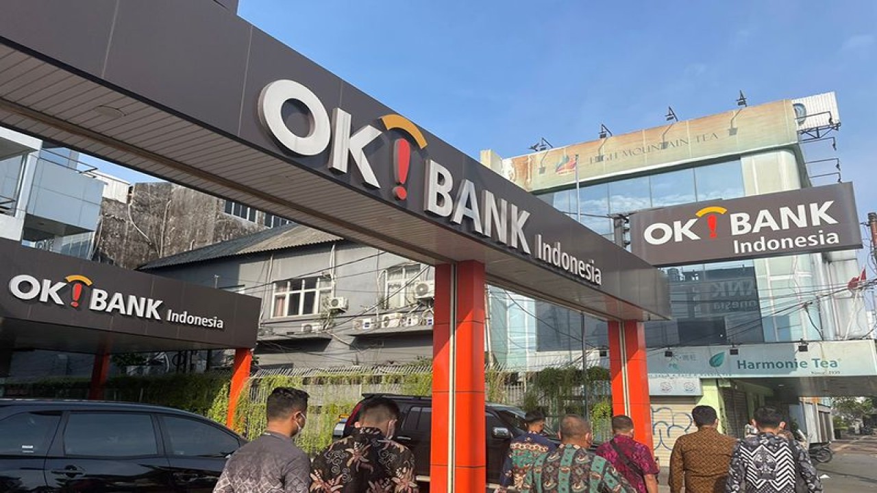 Masyarakat melintas di depan kantor PT Bank Oke Indonesia Tbk (OK Bank) di kawasan Harmoni, Jakarta Pusat. ANTARA/HO/Ok Bank