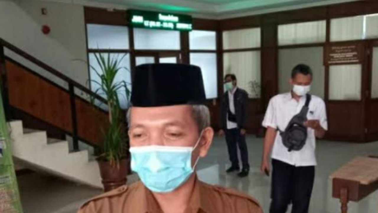 Kepala Kantor Kemenag Surakarta Hidayat Masykur saat bertemu wartawan di Solo, beberapa waktu lalu. ANTARA/Aris Wasita