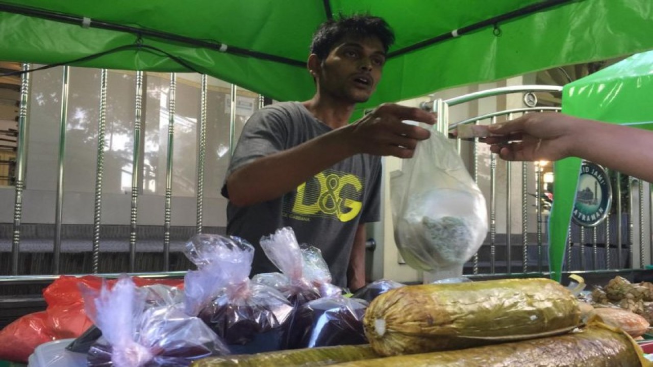Pedagang makanan dan minuman di Bazar Ramadhan Matraman Jakarta. FotoANTARA/Agus Saeful Iman