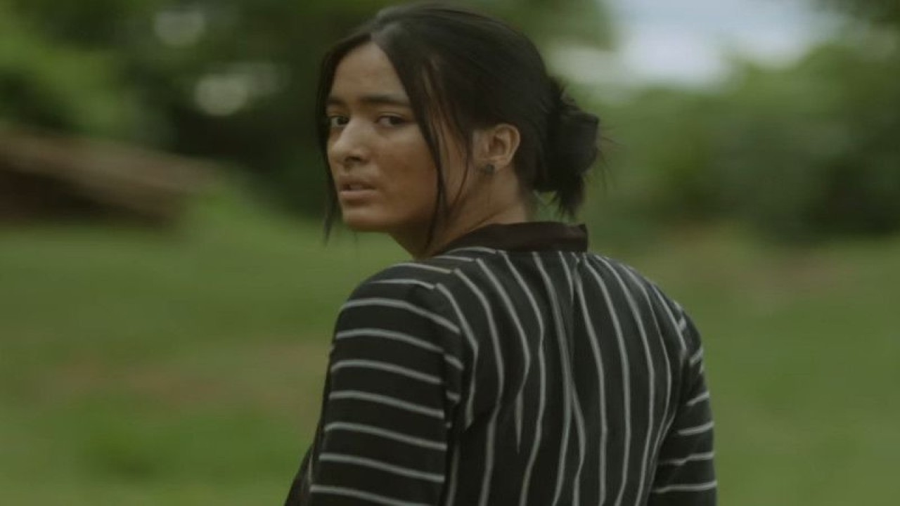 Aktris Mawar De Jongh dalam video cuplikan film horor "Para Betina Pengikut Iblis". (ANTARA/HO-Falcon Pictures)