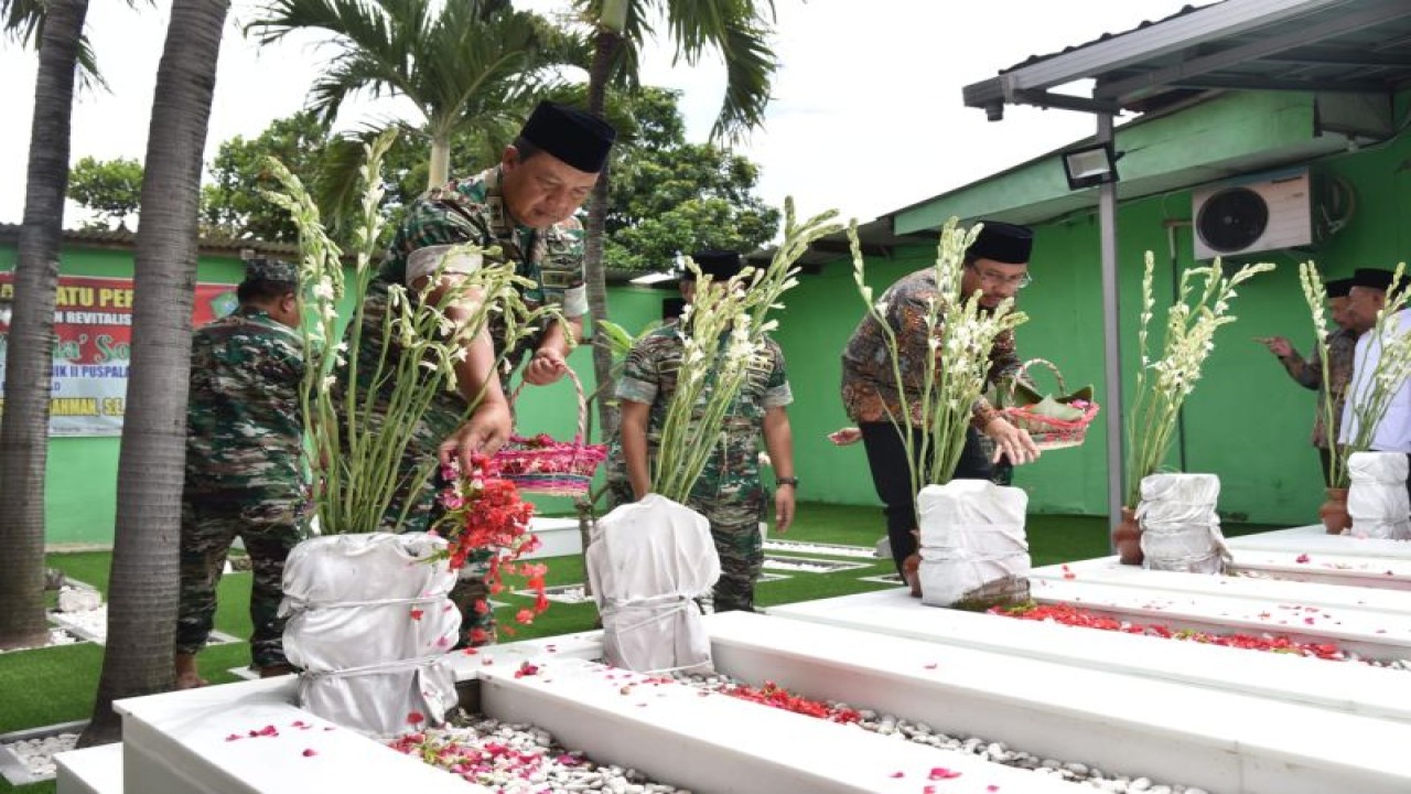 Kunjungan Pangdam V/Brawijaya, Mayjen TNI Farid Makruf di Makam Auliya Sono di Asrama Gupusjat Optronik II Puspalad, Dusun Sono, Desa Sidokerto, Kecamatan Buduran Sidoarjo, Jawa Timur, Jumat. ANTARA/HO-Pemkab Sidoarjo