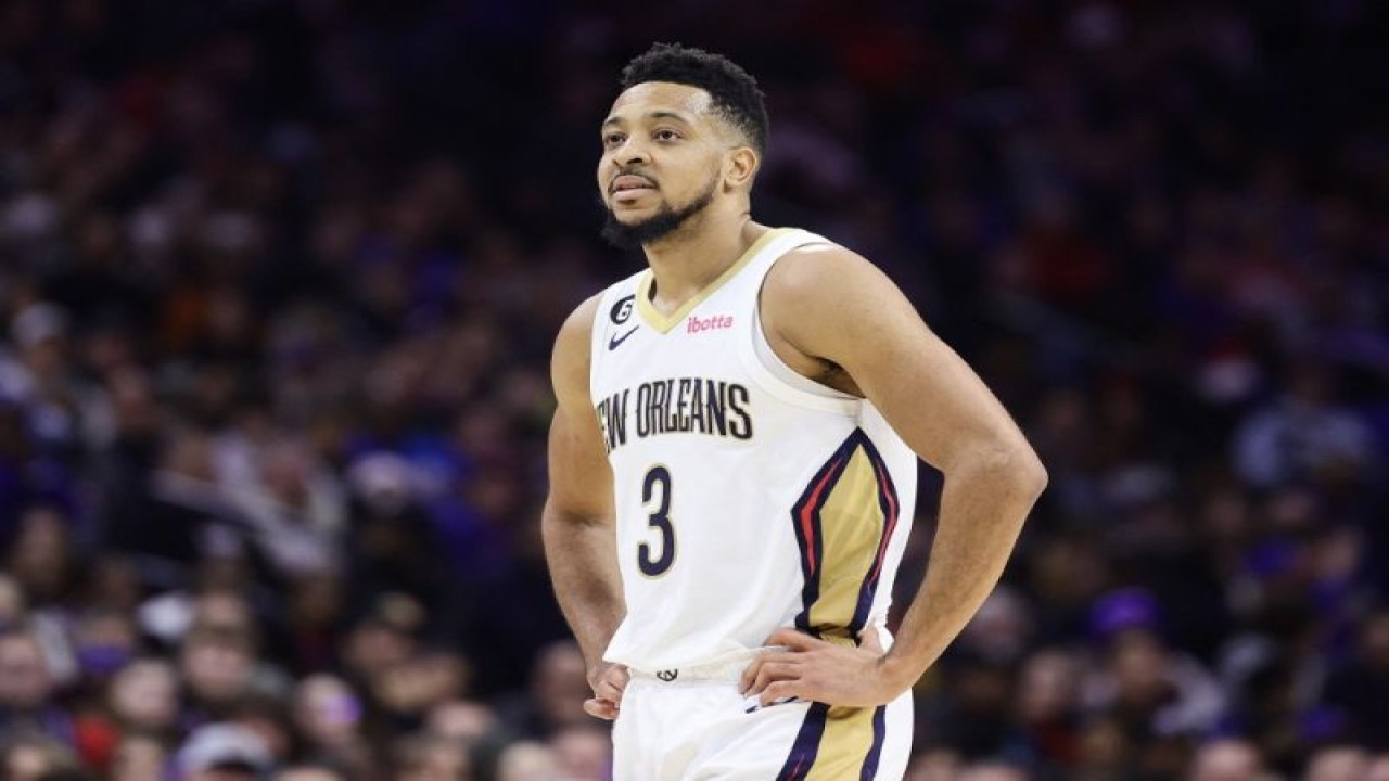 Foto arsip - Pemain New Orleans Pelicans CJ McCollum saat menghadapi Philadelphia 76ers di Wells Fargo Center, Philadelphia, Pennsylvania, pada 2 Januari 2023. (Getty Images via AFP/TIM NWACHUKWU)
