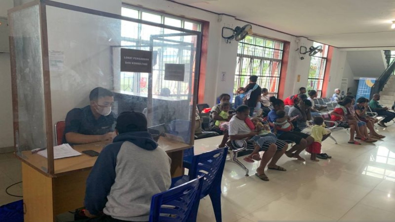 Layanan MCS BPJS Kesehatan Cabang Manokwari di salah satu puskesmas di Manokwari, Provinsi Papua Barat, Senin (23/1/2023). (FOTO ANTARA/Tri Adi Santoso)