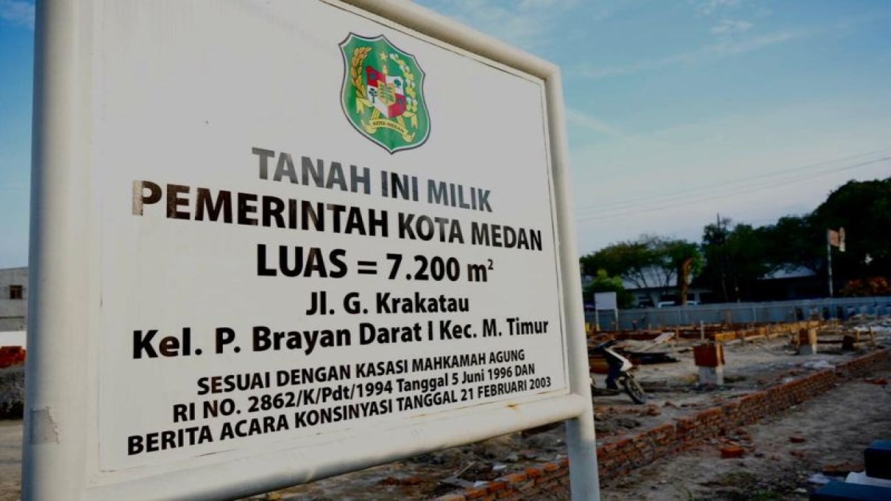 Plang sertifikat hak pakai di tengah revitalisasi Lapangan Gajah Mada, Kelurahan Pulo Brayan Darat I, Medan, Sumut, Senin (10/1/2023). (ANTARA/HO-Diskominfo Kota Medan)