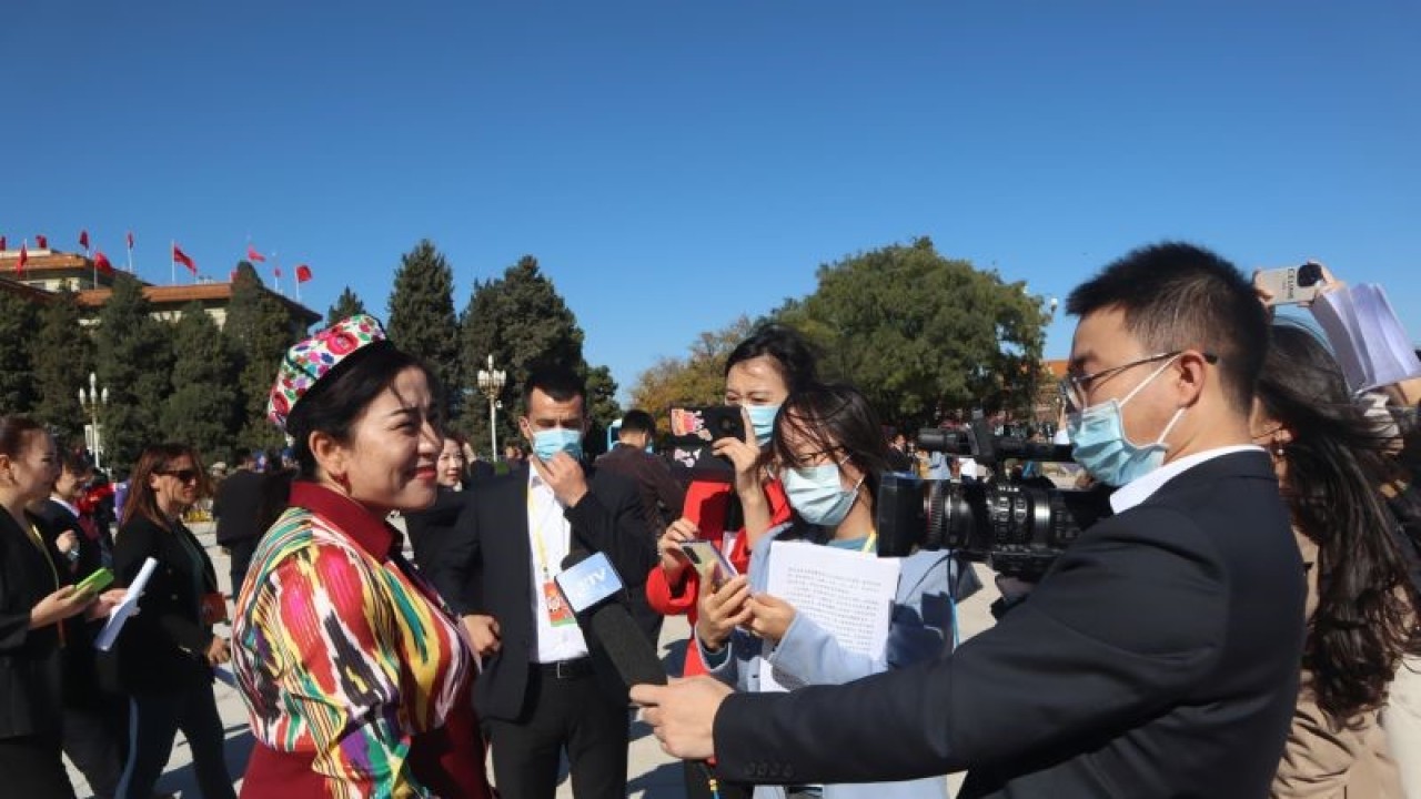 Arsip - Sejumlah awak media China mewawancarai seorang delegasi Partai Komunis China (CPC) dari etnis minoritas Muslim Uighur setelah menghadiri Kongres Nasional ke-20 CPC di Balai Agung Rakyat, Beijing, Sabtu (22/10/2022). ANTARA/M. Irfan Ilmie