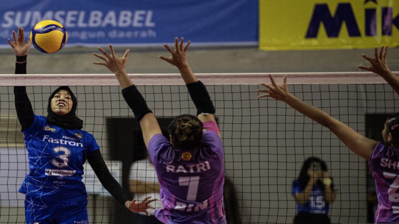 Pebola voli putri Jakarta Pertamina Fastron Megawati Hangestri Pertiwi (kiri) melepaskan smes yang coba ditahan oleh pebola voli Jakarta BIN Ratri Wulandari (tengah) pada pertandingan putaran pertama minggu ketiga PLN Mobile Proliga 2023 di Palembang Sport and Convention Center (PSCC), Palembang, Sumatera Selatan, Jumat (20/1/2023). Jakarta Pertamina Fastron menang dengan skor 3-1 (21-25, 25-14, 25-18, 25-20) ANTARA FOTO/Nova Wahyudi/hp.