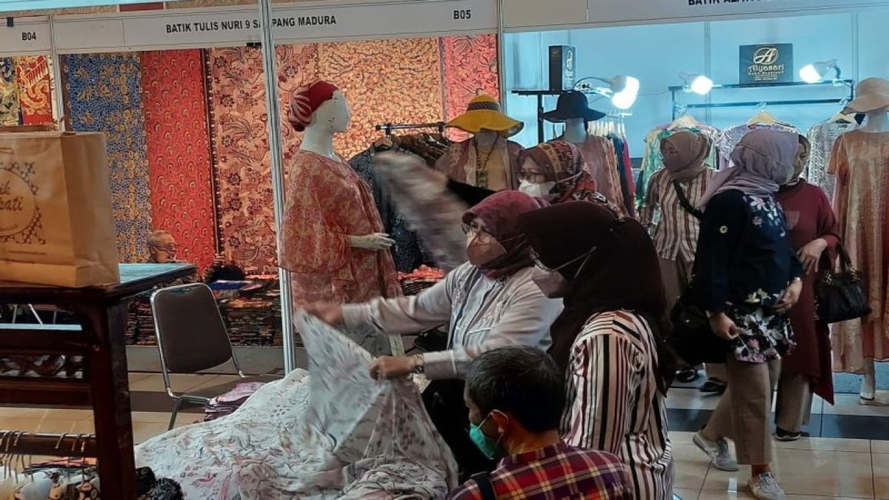 Acara Mekarwangi Batik Bordir dan Tenun Festival Tahun 2023, di Graha Mekarwangi, Kompleks Mekarwangi, Kota Bandung, Jawa Barat, menghadirkan beragam wastra Indonesia seperti dari Solo, Madura dan berbagai daerah di Jawa Barat. (ANTARA/HO-Humas Maxxindo Communication)
