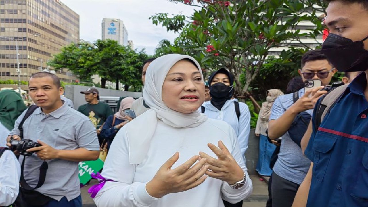 Menteri Ketenagakerjaan (Menaker) Ida Fauziyah di sela acara Penandatanganan Petisi Perlindungan Anak yang digelar di depan Gedung Sarinah, Jakarta Pusat, Minggu (8/1/2023). ANTARA/Melalusa Susthira K