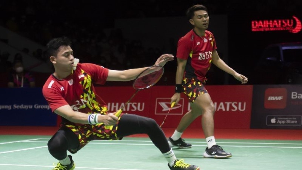 Pebulu tangkis ganda putra Indonesia Muhammad Rian Ardianto (kiri) dan Fajar Alfian (kanan) pada final Daihatsu Indonesia Masters 2022 di Istora Senayan, Jakarta. ANTARA FOTO/Muhammad Adimaja/aww