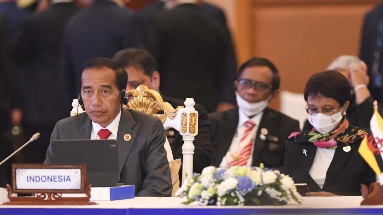 Presiden Joko Widodo (kiri) didampingi Menteri Luar Negeri Retno Marsudi (kanan) menghadiri KTT ASEAN-PBB dalam rangkaian KTT ASEAN 2022 di Hotel Sokha, Phnom Penh, Kamboja, Jumat (11-11-2022). KTT ASEAN 2022 di Phnom Penh, Kamboja tersebut membahas isu-isu utama yakni krisis Myanmar dan penerimaan Timor Leste menjadi anggota ASEAN ke-11. ANTARA FOTO/Hafidz Mubarak A/aww.