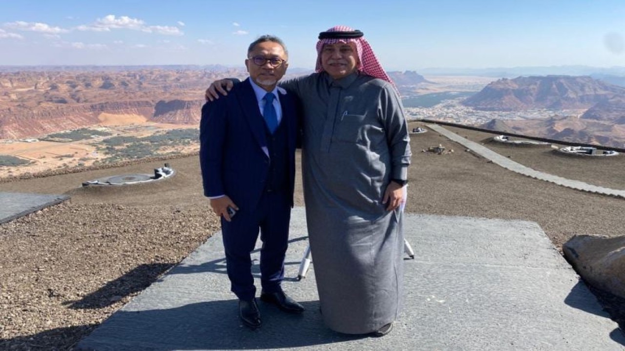 Menteri Perdagangan RI Zulkifli Hasan dan Menteri Perdagangan Arab Saudi Majid Al-Qasabi saat melakukan pertemuan bilateral di Al Ula, Arab Saudi, Minggu (22/1/2023). (ANTARA/Ho/Kementerian Perdagangan)