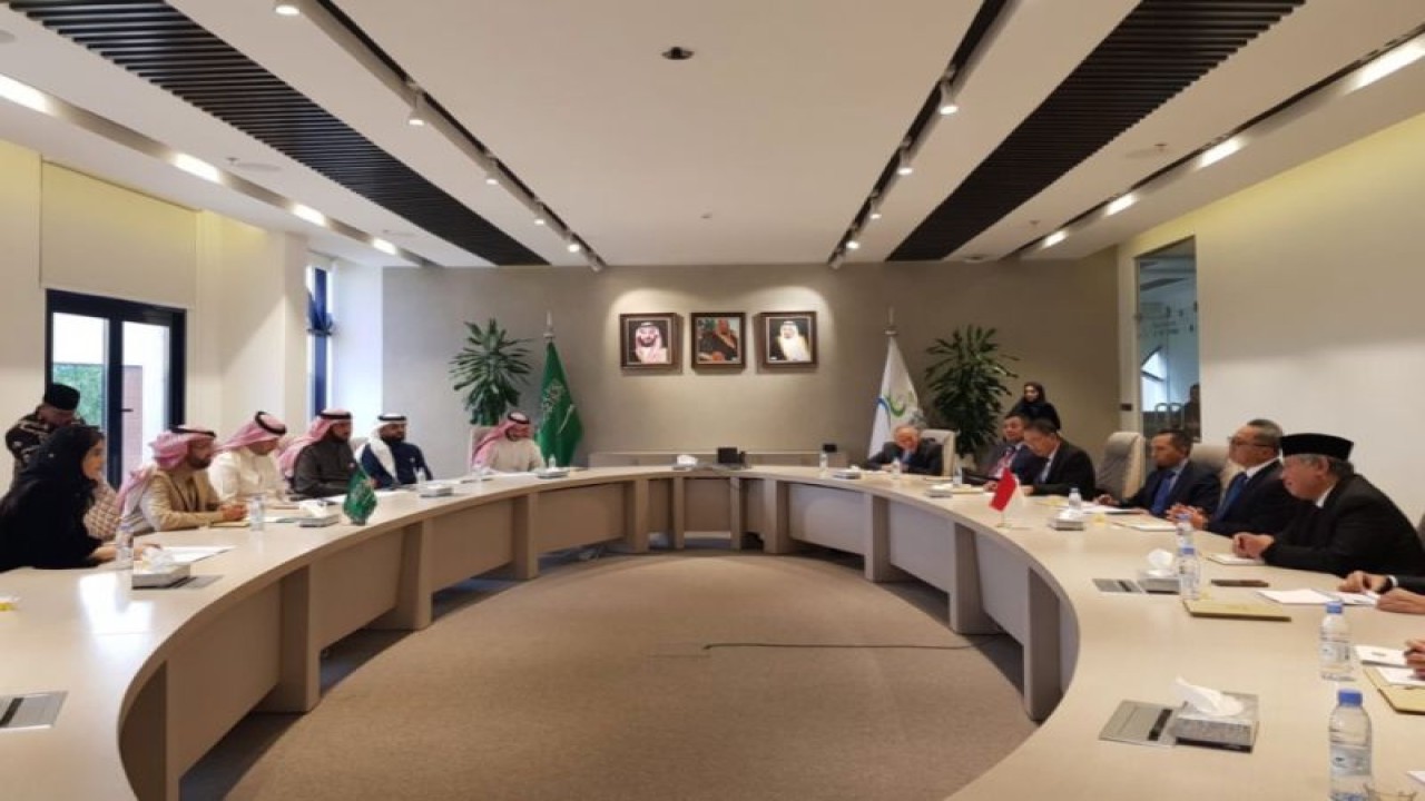 Menteri Perdagangan Republik Indonesia Zulkifli Hasan saat melakukan pertemuan dengan Presiden Eksekutif SFDA Hisham bin Saad Al-Jadhey di Riyadh, Arab Saudi pada Selasa (24/1/2023) (ANTARA/Ho/Kementerian Perdagangan)