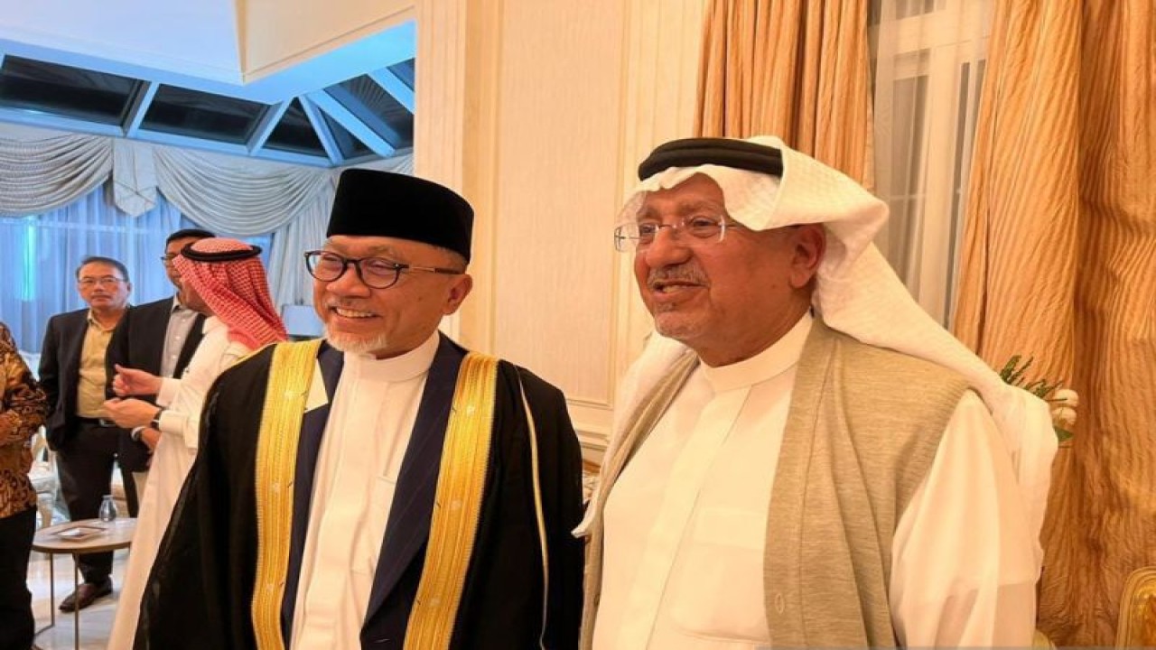 Menteri Perdagangan (Mendag) RI Zulkifli Hasan (kiri) berfoto bersama Bangsawan Kerajaan Arab Saudi Syekh Ibrahim Al-Subaie (kanan) di Arab Saudi, Sabtu, (21/1/2023). (ANTARA/HO-Humas Kemendag).