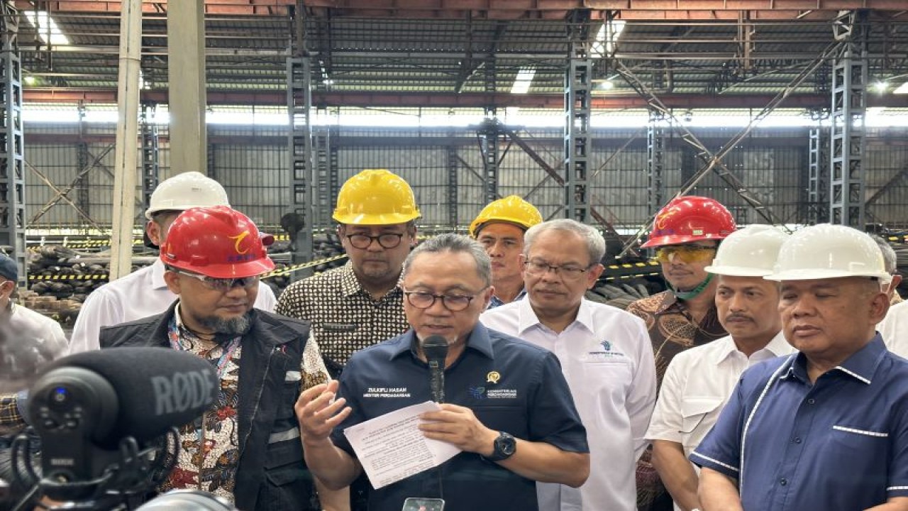Menteri Perdagangan Zulkifli Hasan saat menghadiri penertiban baja tulang beton yang tidak sesuai Standar Nasional Indonesia di Kabupaten Tangerang, Banten. ANTARA/ Sella Panduarsa Gareta.