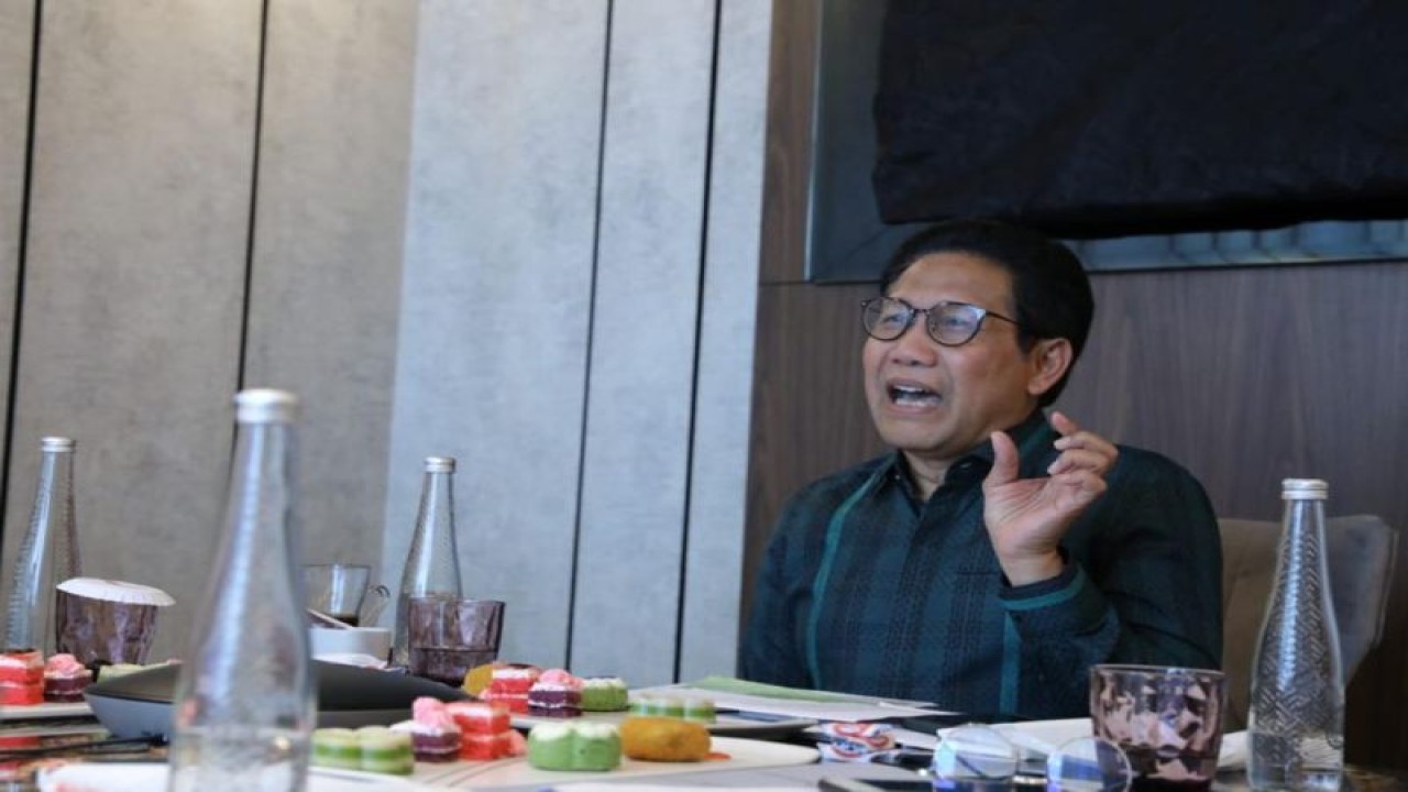 Mendes PDTT Abdul Halim Iskandar memberikan kuliah umum kepada mahasiswa peserta Program Rekognisi Pembelajaran Lampau (RPL) Desa secara virtual pada Kamis (19/1/2023). (ANTARA/HO-Kemendes PDTT)