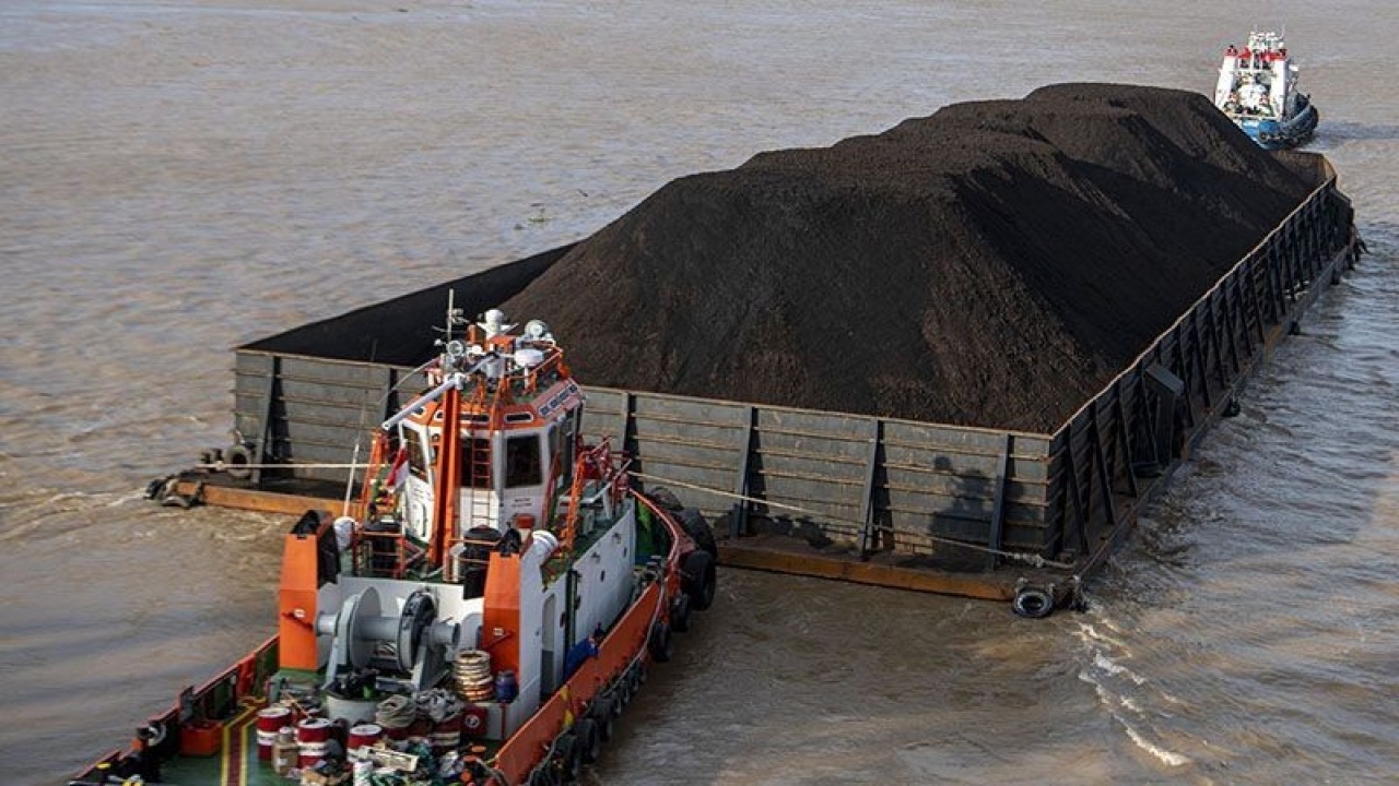Sebuah kapal tongkang pengangkut batu bara melintas di Sungai Musi, Palembang, Sumatera Selatan, Jumat (14-1-2022). Kementerian Energi dan Sumber Daya Mineral (ESDM) menetapkan target produksi batu bara 2022 mencapai 663 juta ton yang diperuntukkan untuk konsumsi domestik/domestic market obligation (DMO) sebesar 165,7 juta ton sedangkan sisanya 497,2 juta ton akan mengisi pasar ekspor. ANTARA FOTO/Nova Wahyudi/rwa/pri.