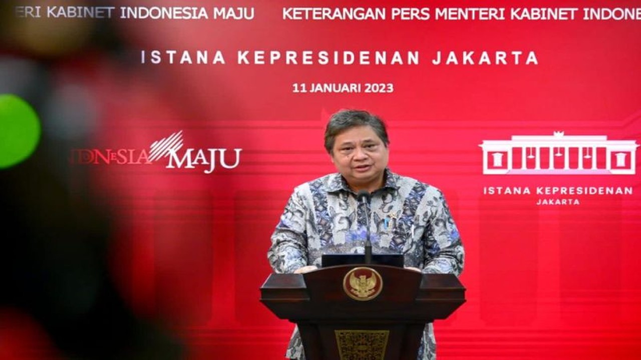 Menteri Koordinator Bidang Perekonomian Airlangga Hartarto saat menyampaikan keterangan pers seusai rapat terkait Evaluasi Ekspor dan Investasi 2022 di Istana Kepresidenan Jakarta, Rabu (12/1/2023). ANTARA/HO-Kemenko Perekonomian.
