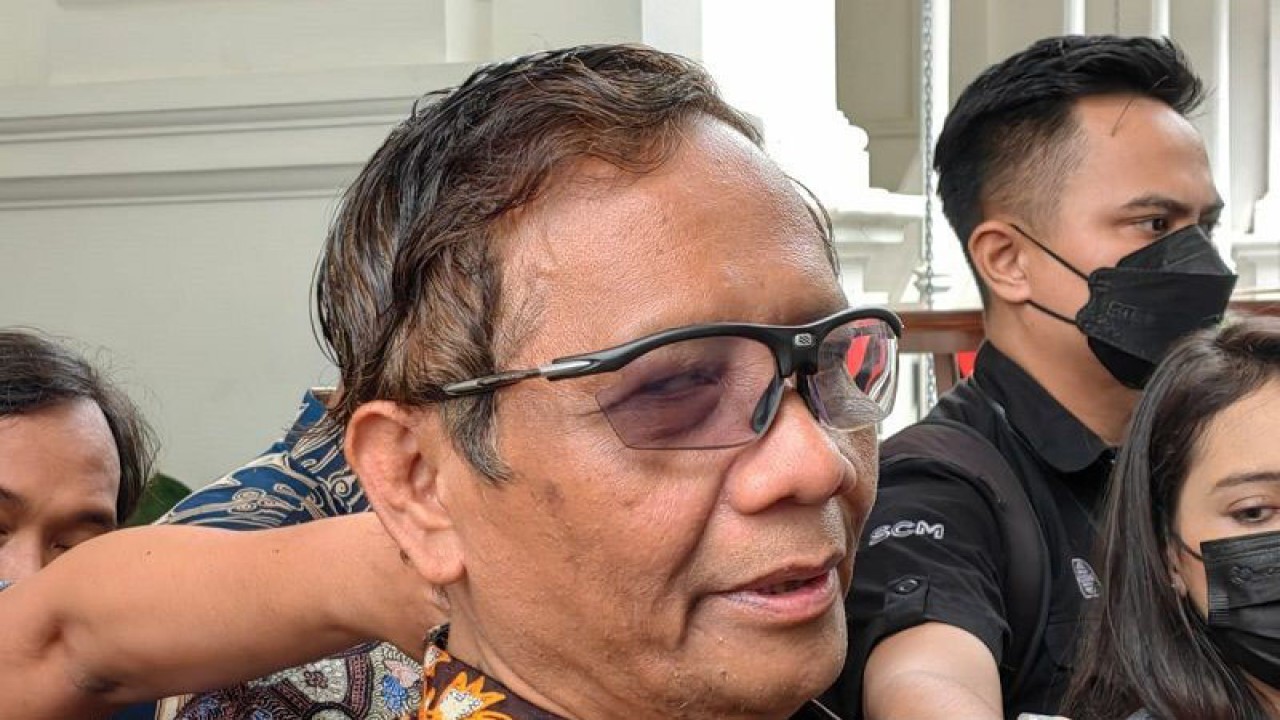 Menteri Koordinator Bidang Politik, Hukum, dan Keamanan (Menko Polhukam) sekaligus Ketua Tim Pengarah Tim Penyelesaian Non-Yudisial Pelanggaran Hak Asasi Manusia Berat Masa Lalu (PPHAM), Mahfud MD, memberi keterangan kepada awak media di lingkungan Istana Kepresidenan, Jakarta, Rabu (11/1/2023). (ANTARA/Gilang Galiartha)