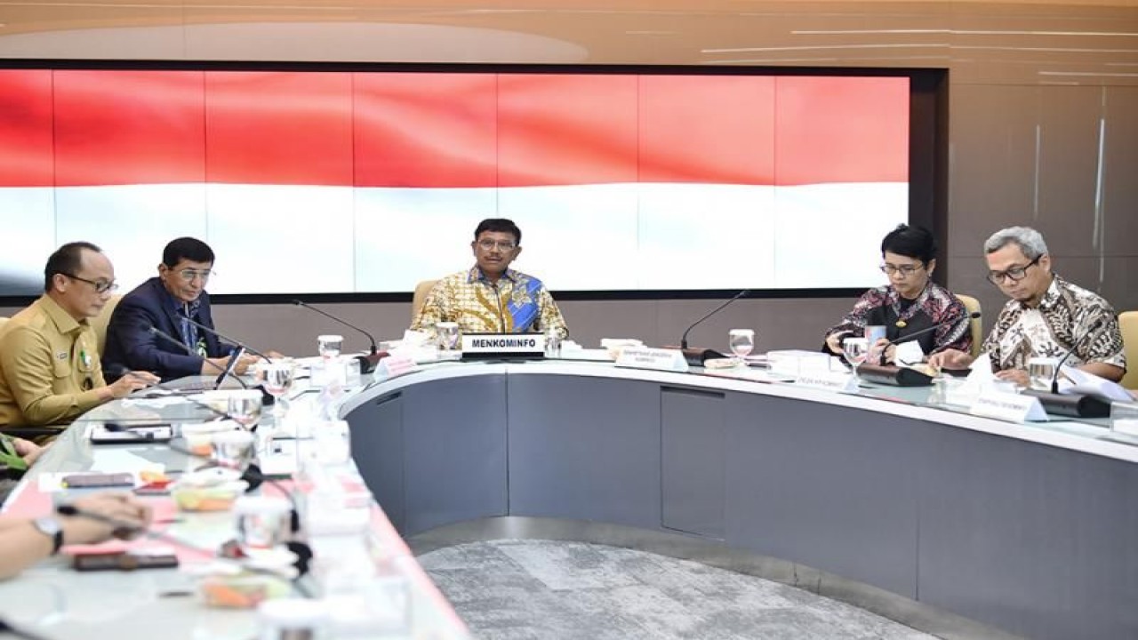 Menteri Komunikasi dan Informatika Johnny G. Plate saat memimpin rapat dengan perwakilan kementerian, penyelenggara multipleksing dan industri di Kantor Kementerian Kominfo, Jakarta, Selasa (10/1/2023). (ANTARA/kominfo.go.id)