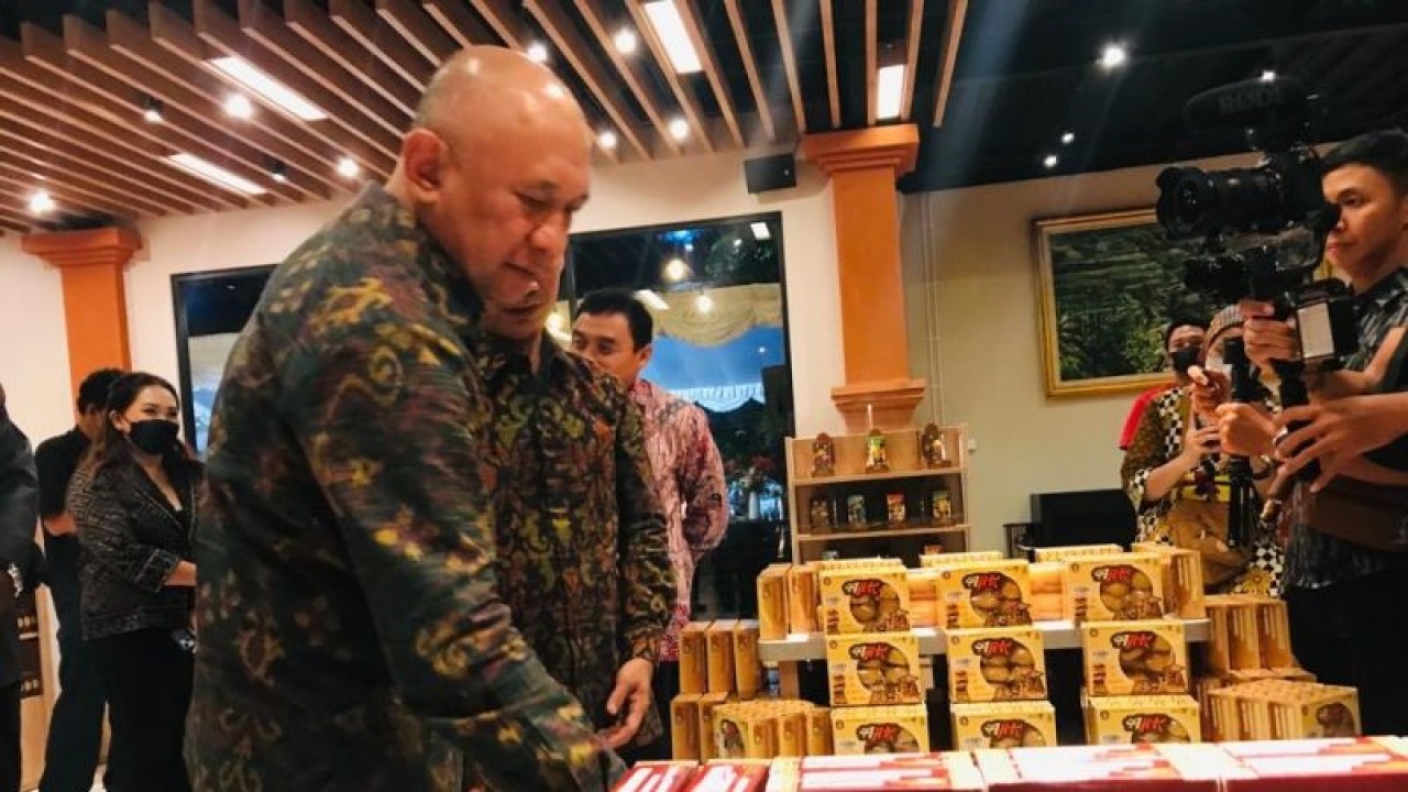Menteri Koperasi dan UKM Teten Masduki meninjau sejumlah oleh-oleh khas Bali yang merupakan produk UMKM di Gerai Serba Ajik, Kuta, Badung, Bali, Kamis malam (26/1/2023). ANTARA/Rolandus Nampu