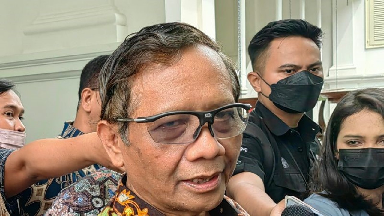 Menkopolhukam Mahfud MD memberi keterangan kepada awak media di lingkungan Istana Kepresidenan, Jakarta, Rabu (11/1/2023). (ANTARA/Gilang Galiartha)