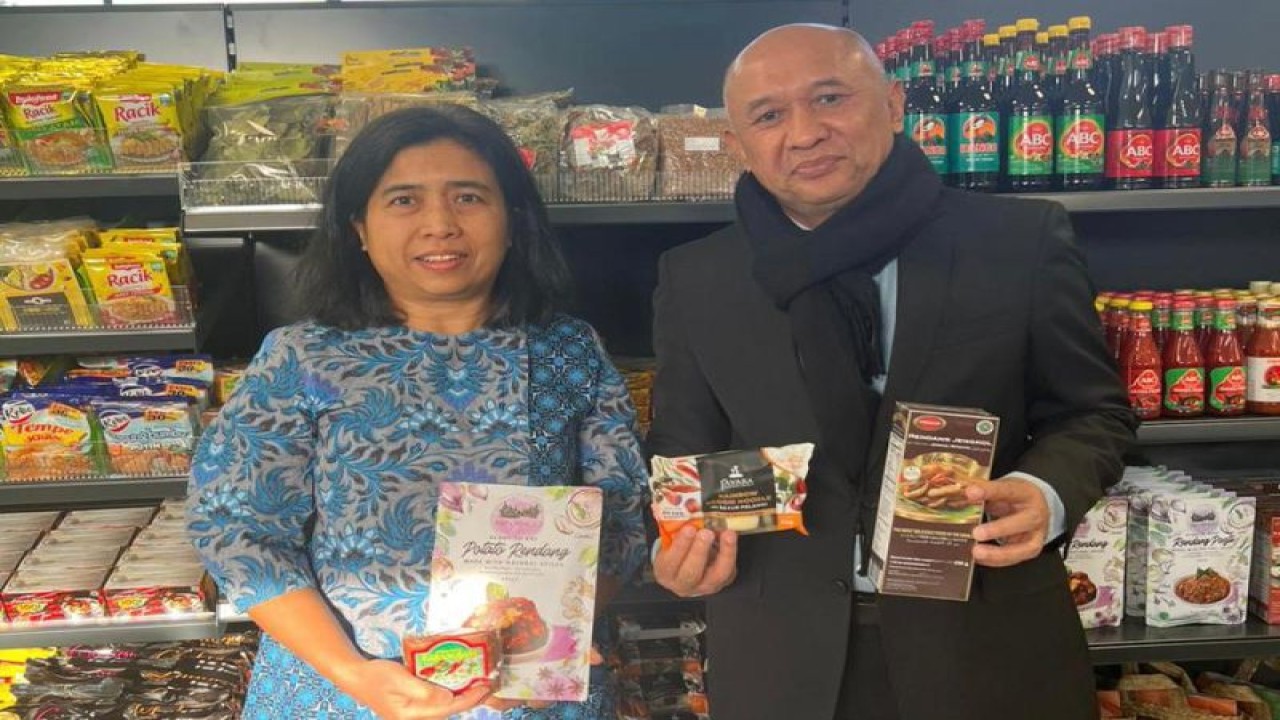 Menteri Koperasi dan UKM (MenKopUKM) Teten Masduki berfoto bersama dengan pemilik Pasar Indonesia Versand Catharina Oehler yang akan menjual produk Indonesia di Indonesia Trading House di Aargau, Swiss, Sabtu (21/1/2023). (ANTARA/HO-KemenKopUKM)